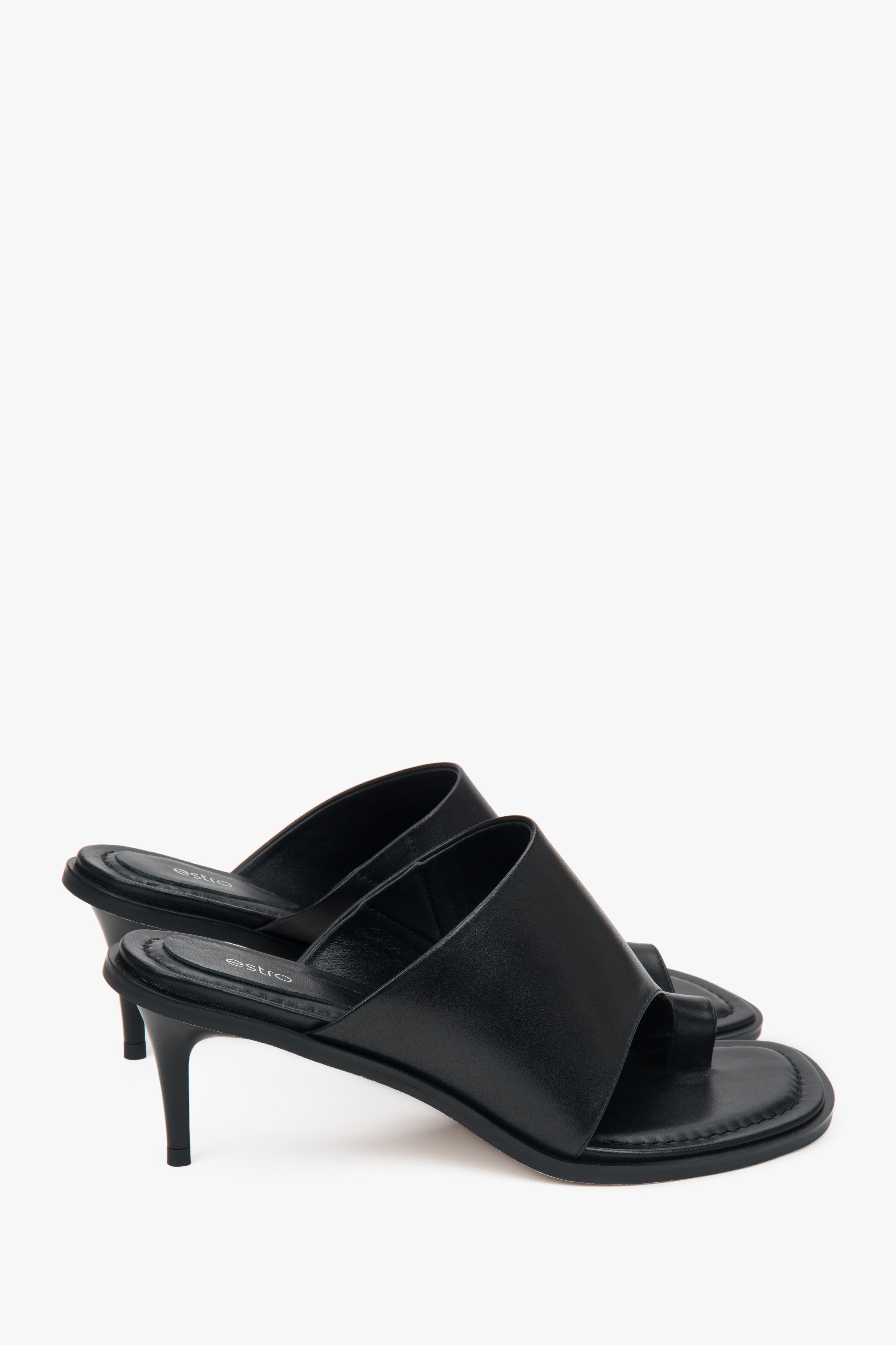 With a stiletto heel, black women’s leather mules with a toe ring by Estro.