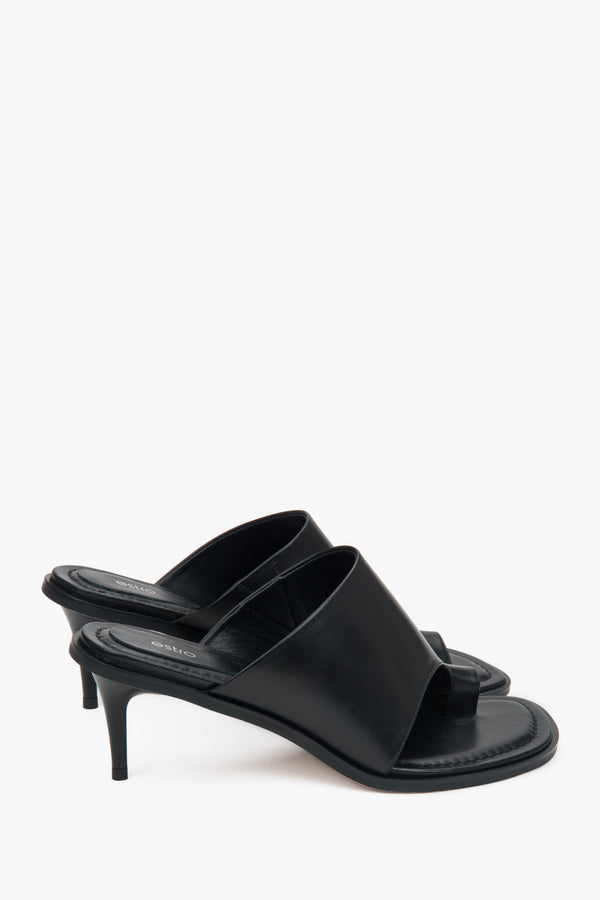 With a stiletto heel, black women’s leather mules with a toe ring by Estro.