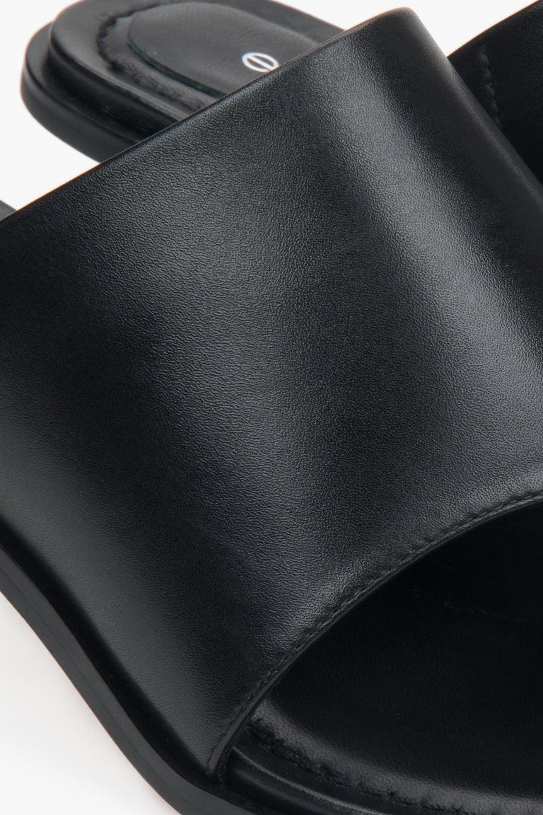 Black leather stiletto mules with a toe ring – details.