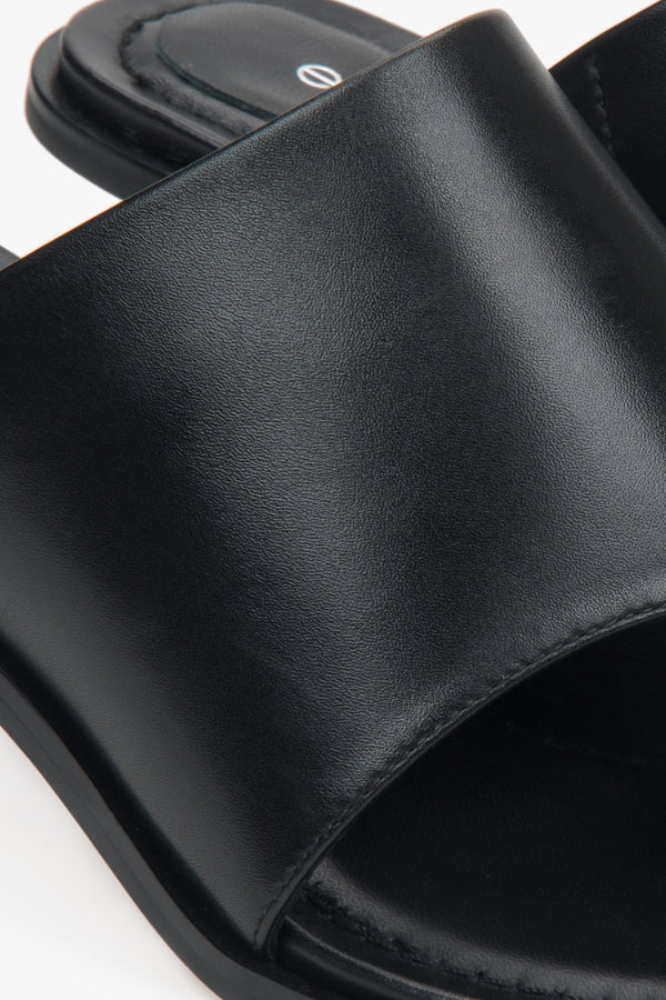 Black leather stiletto mules with a toe ring – details.