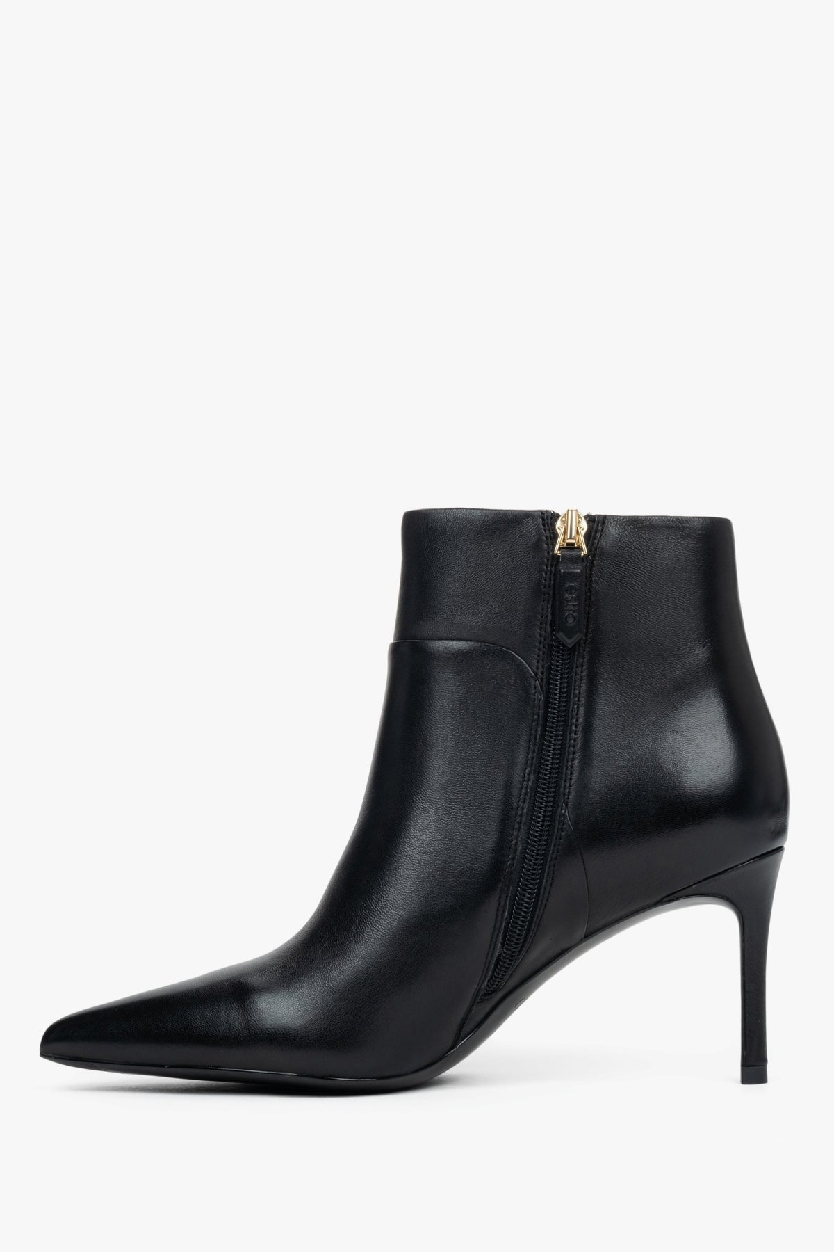 Women’s ankle boots Estro, black, low, on a stiletto heel, with a pointed toe.