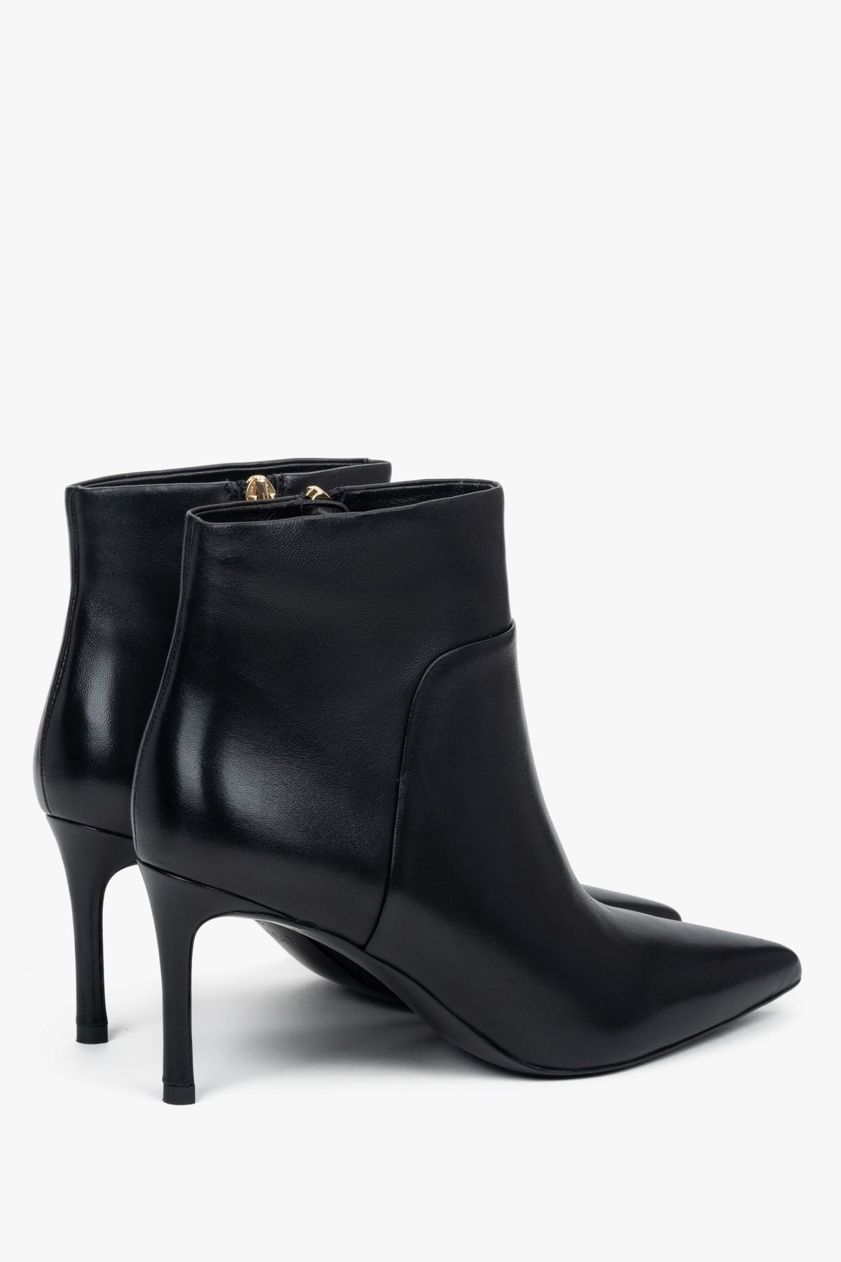 With a pointed toe, black, low women’s ankle boots on a stiletto heel Estro.