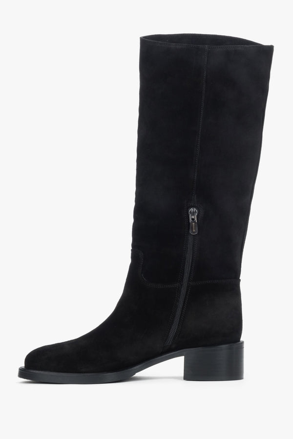 Estro women’s knee-high boots, black, made of natural velour, on a low heel.