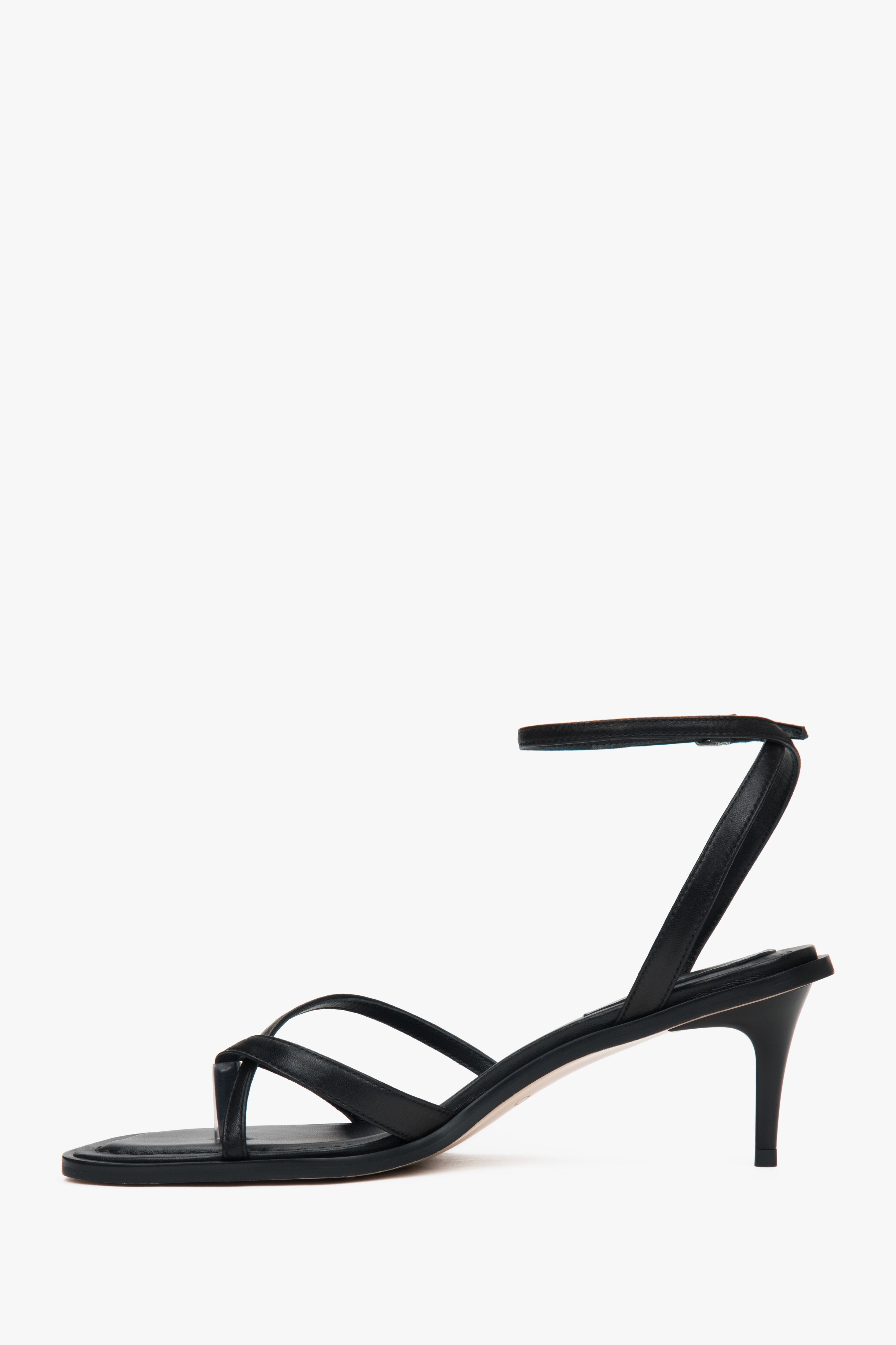Estro black women’s low-heel sandals in genuine leather.