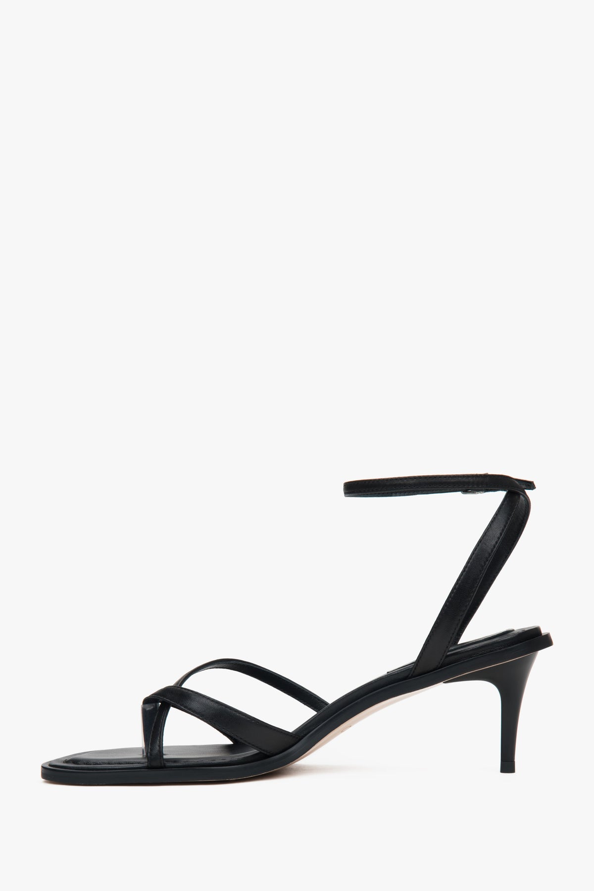 Estro black women’s low-heel sandals in genuine leather.