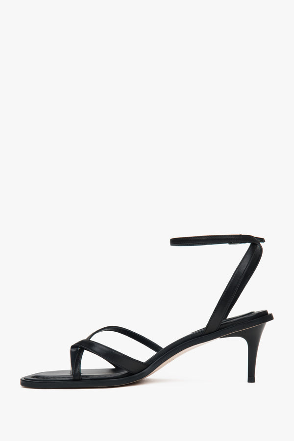 Estro black women’s low-heel sandals in genuine leather.