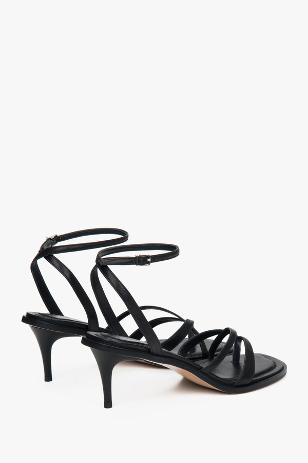 In genuine leather, black women’s low-heel sandals by Estro.