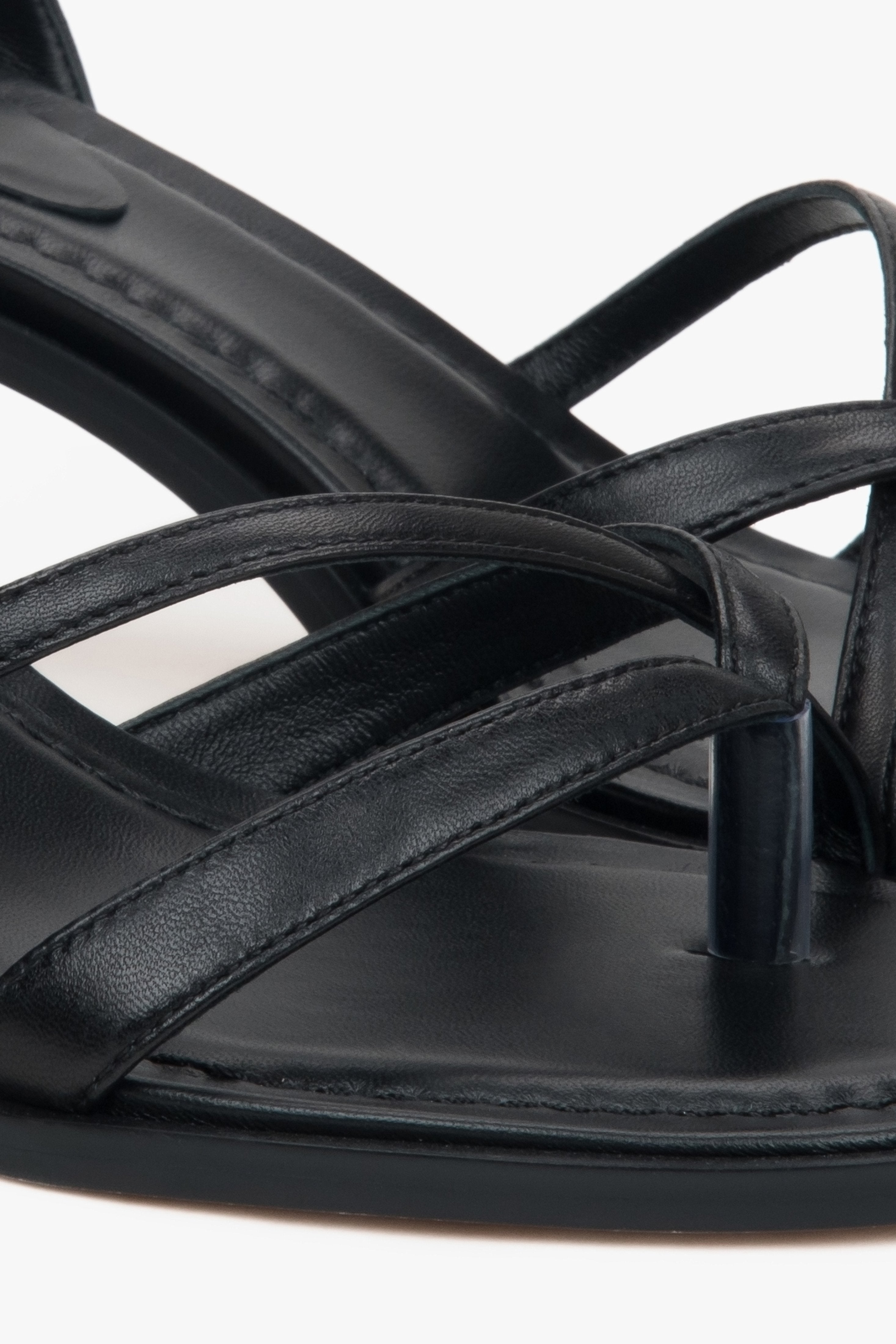 With a low heel, black women’s sandals in genuine leather by Estro.