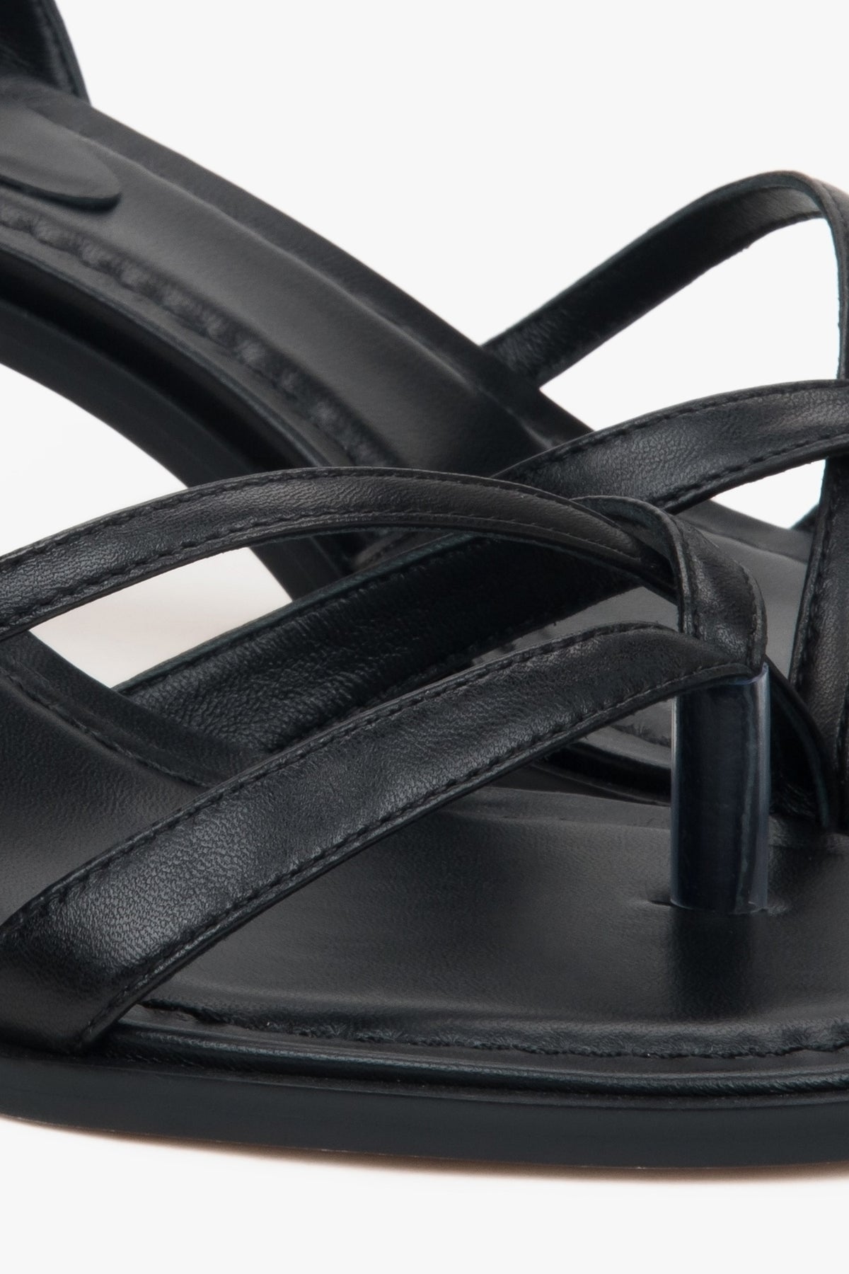 With a low heel, black women’s sandals in genuine leather by Estro.