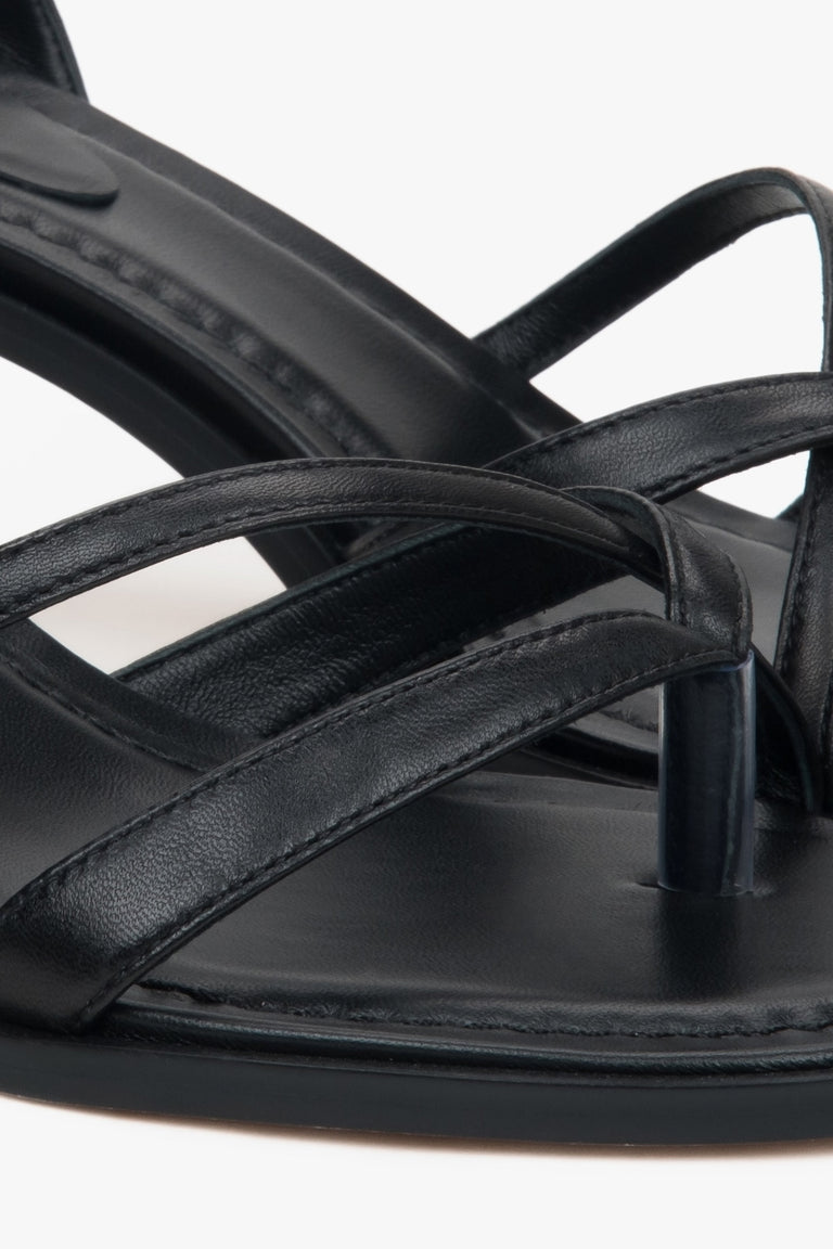 With a low heel, black women’s sandals in genuine leather by Estro.
