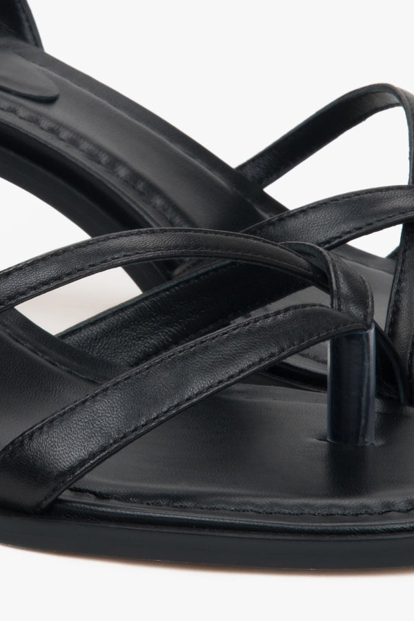 With a low heel, black women’s sandals in genuine leather by Estro.