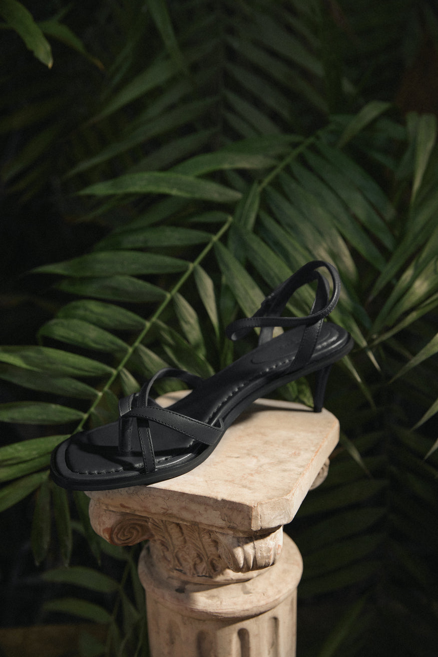 Women's Black Low-Heel Sandals in Genuine Leather Estro ER00117183.