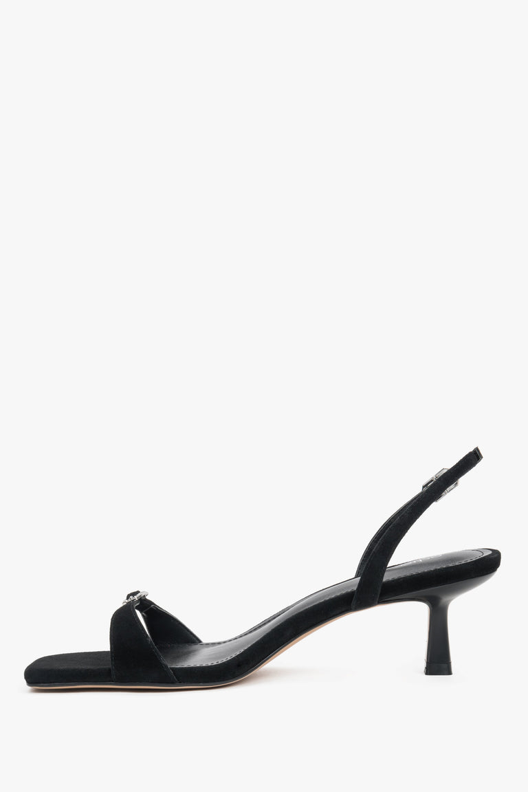 Women’s black low-heel sandals made of genuine velour by Estro.
