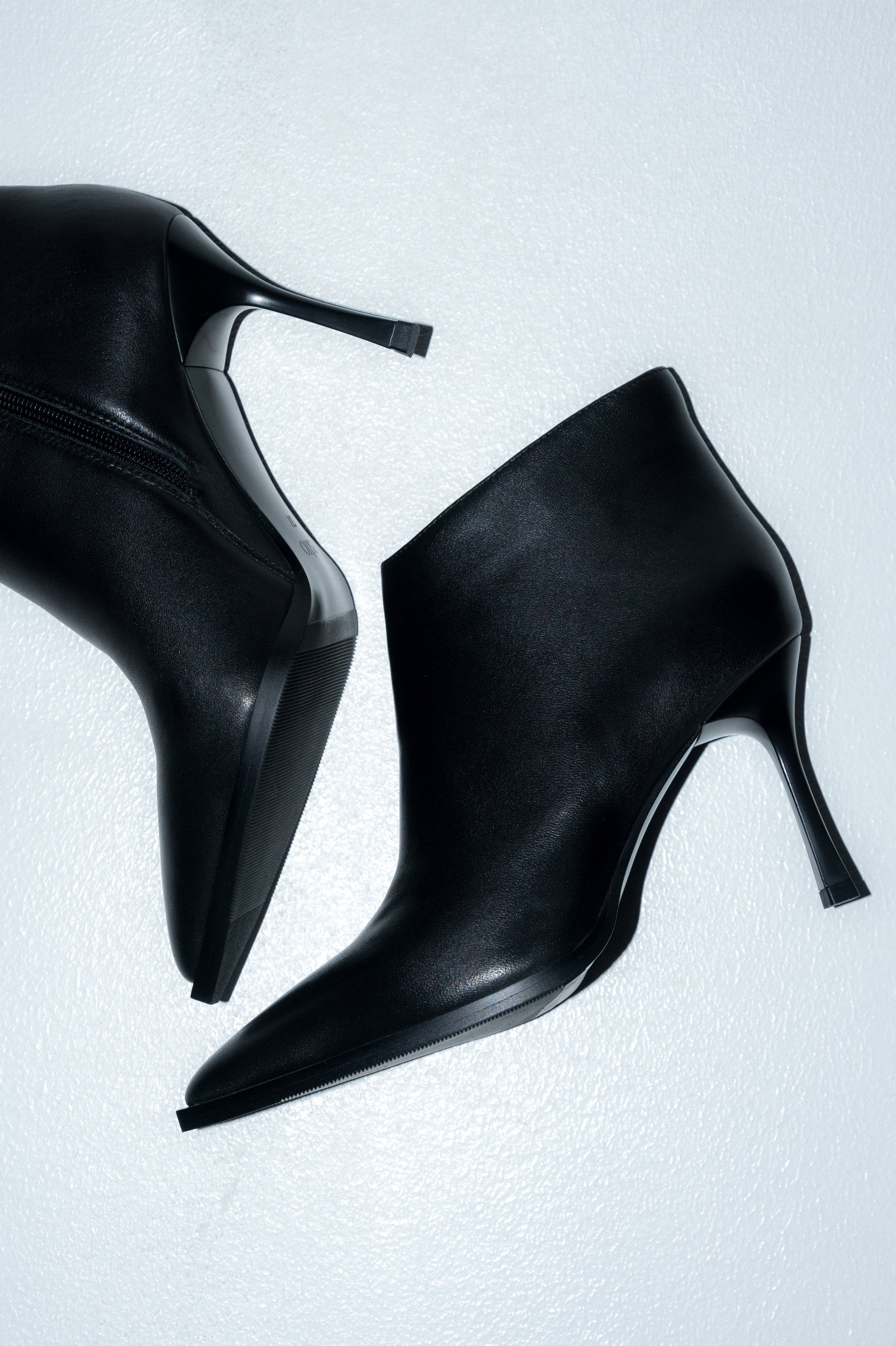 Women’s Black Low High-Heeled Ankle Boots in Genuine Leather with a Pointed Toe Estro ER00118449.