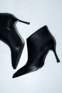 Women’s Black Low High-Heeled Ankle Boots in Genuine Leather with a Pointed Toe Estro ER00118449.