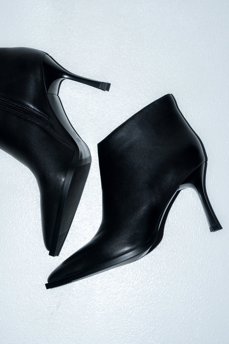 Women’s Black Low High-Heeled Ankle Boots in Genuine Leather with a Pointed Toe Estro ER00118449.