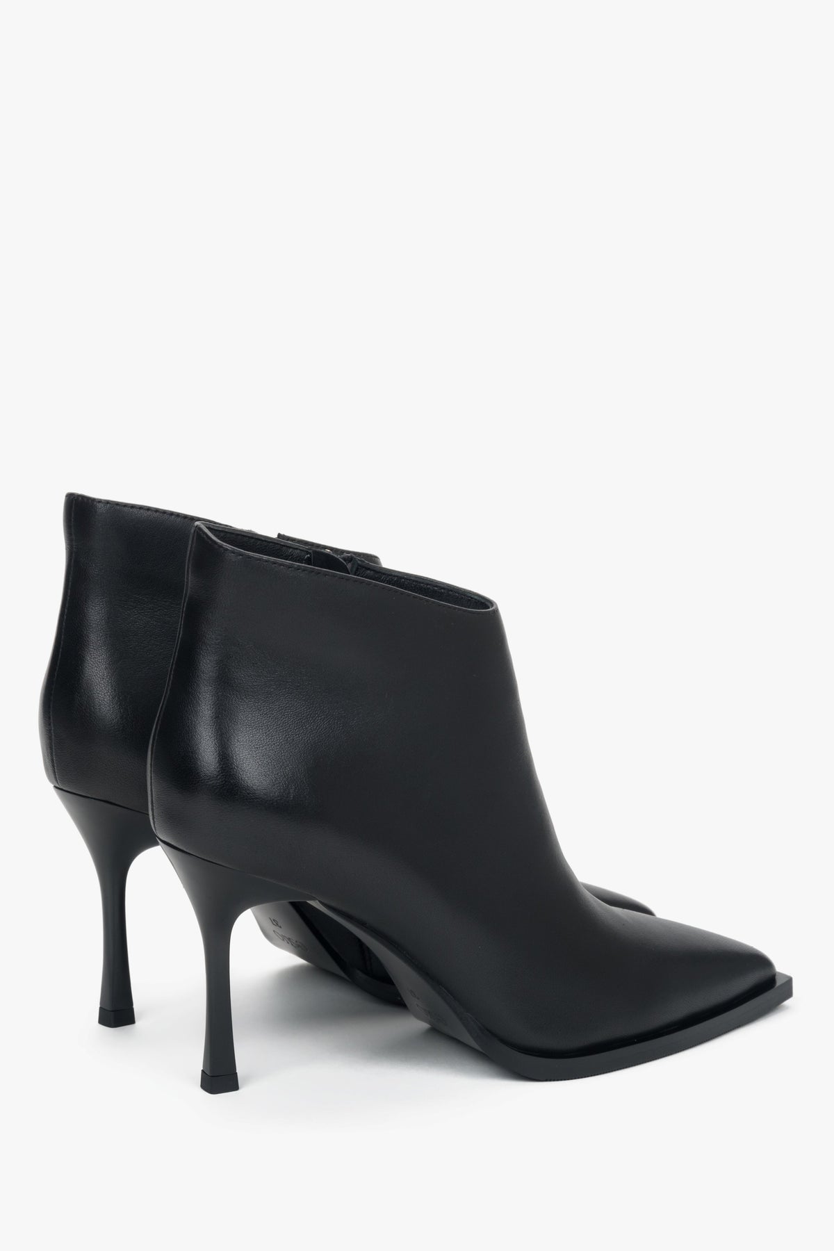 On a high heel, low black women’s ankle boots in genuine leather with a pointed toe Estro.