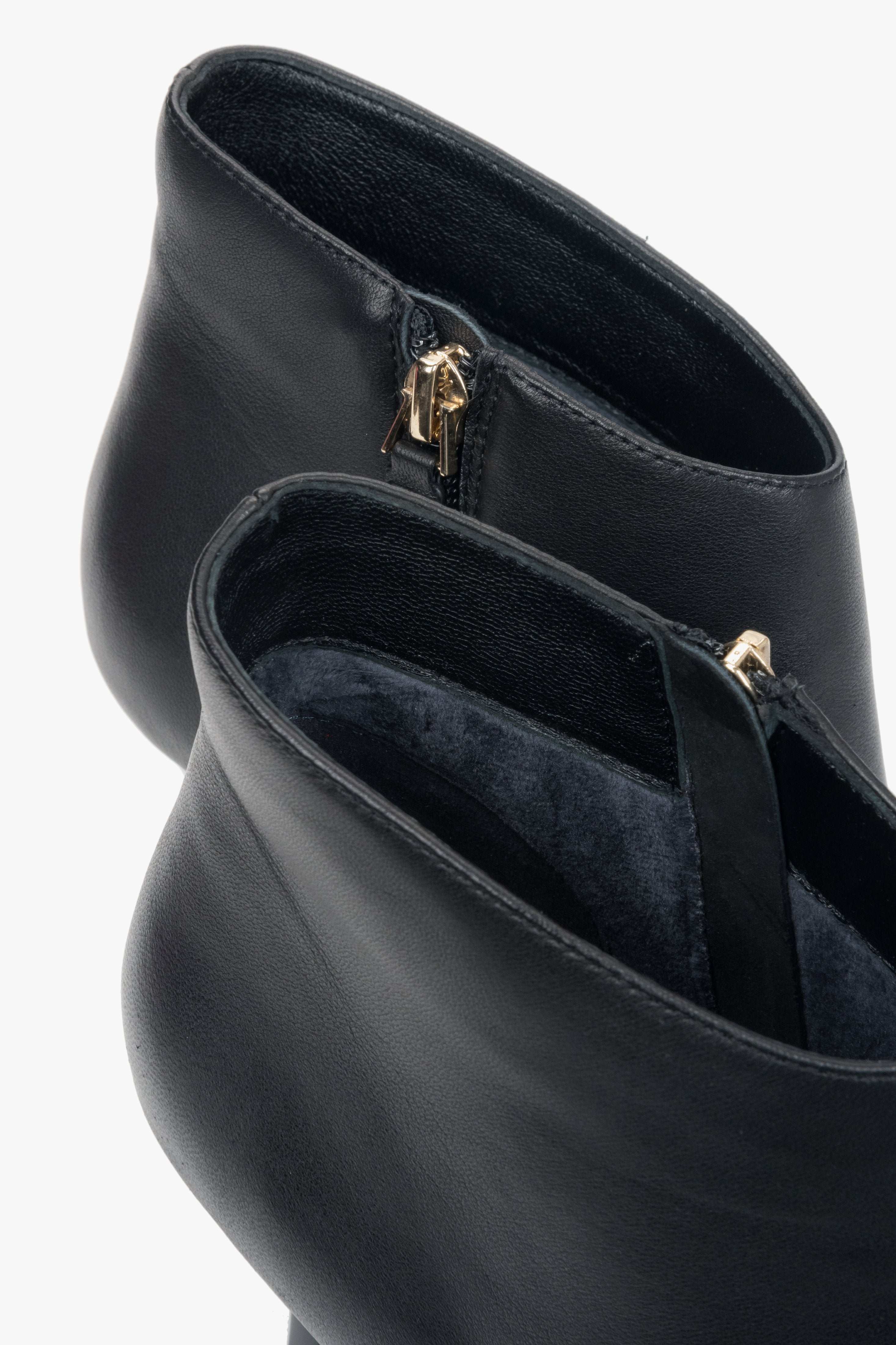 Women’s low black high-heeled ankle boots in genuine leather with a pointed toe Estro.