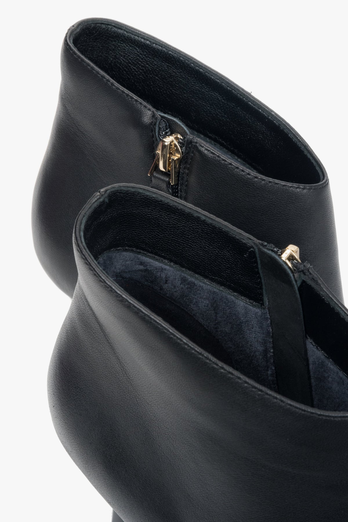 Women’s low black high-heeled ankle boots in genuine leather with a pointed toe Estro.