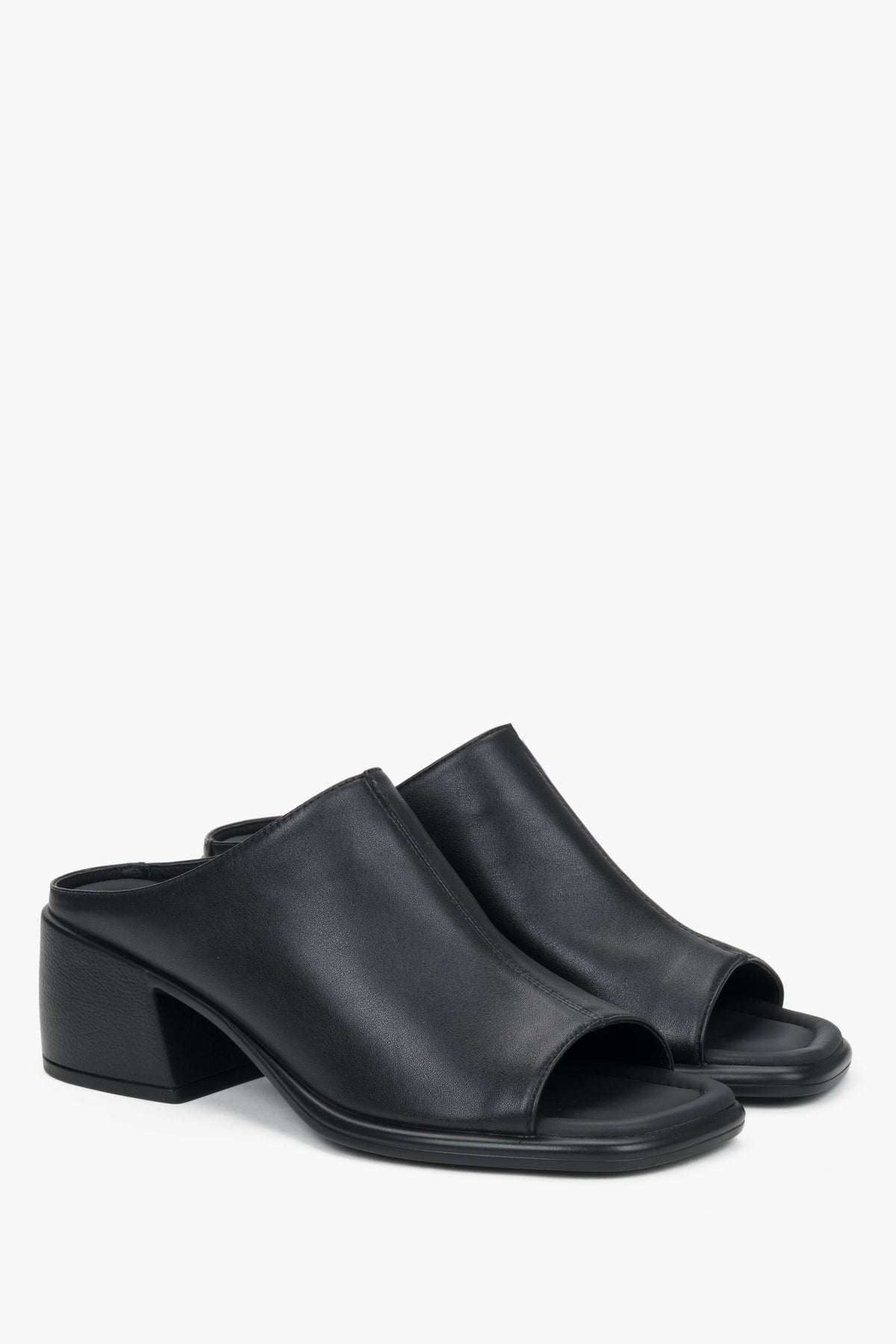 Black women’s mules in genuine leather with a stable block heel.