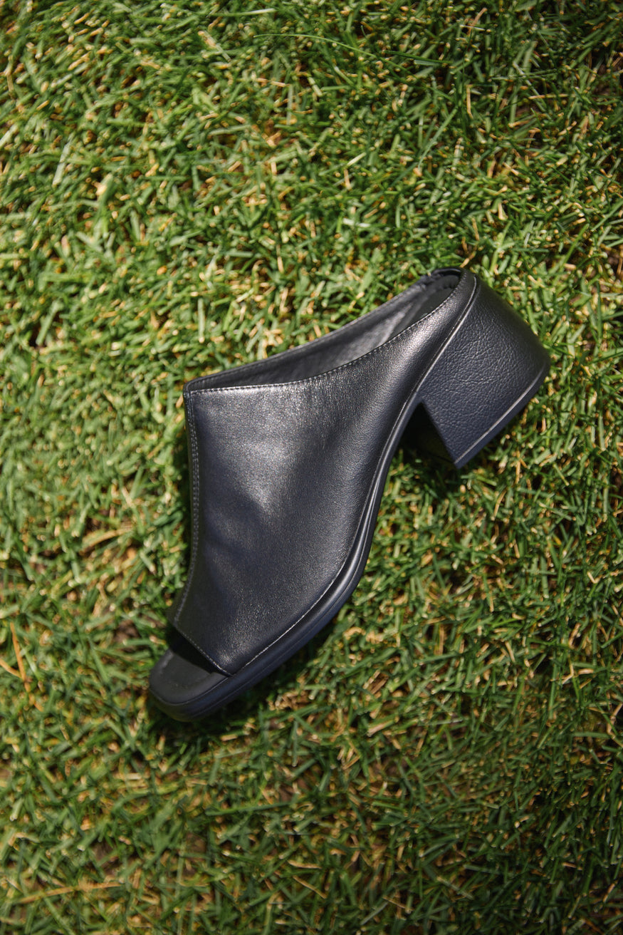Women’s Black Leather Mules on a Stable Block Heel Estro ER00117118