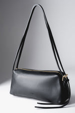 Women's Black Oblong Shoulder Bag made of Pebbled Italian Leather Estro ER00120578.