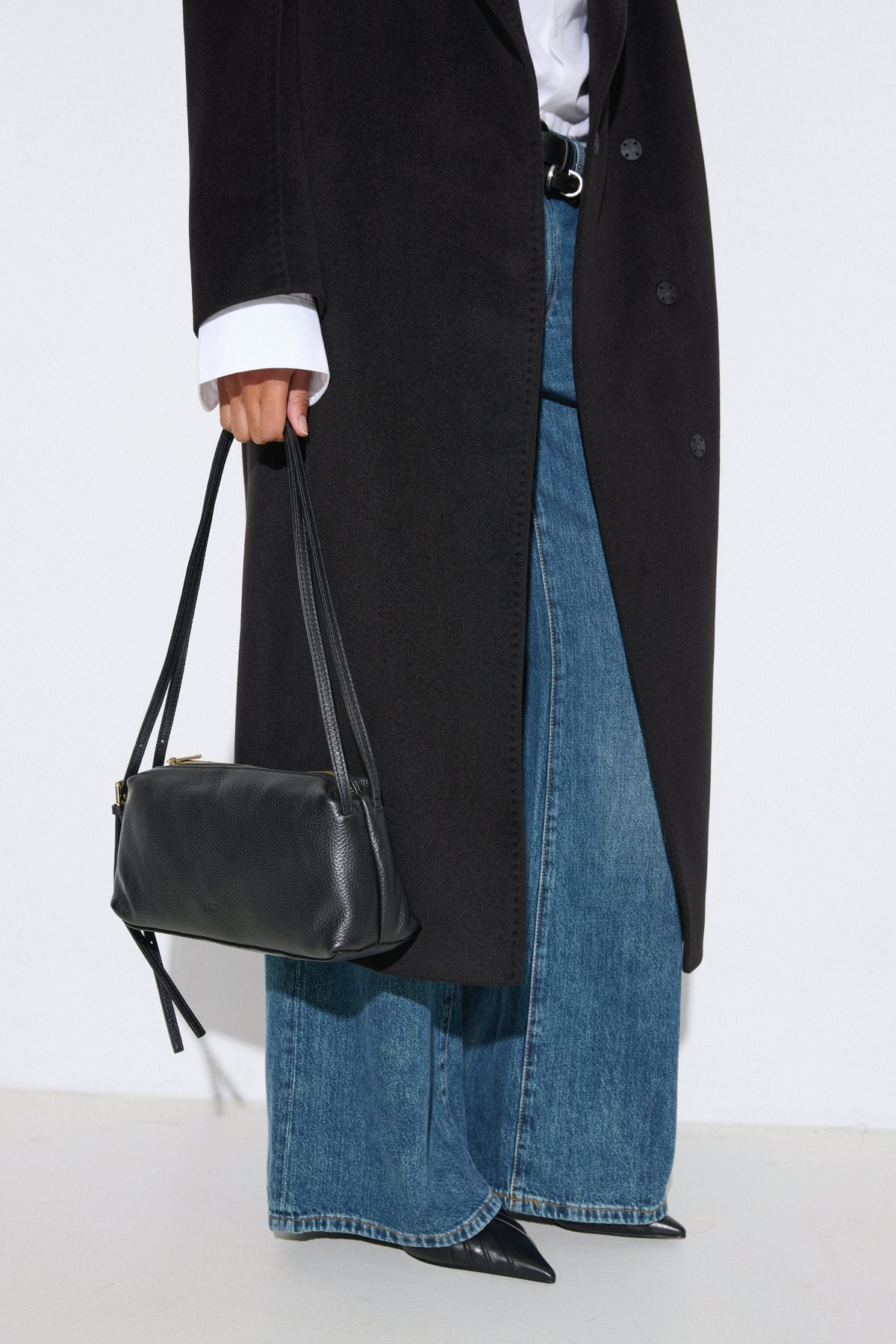 Women's Black Oblong Shoulder Bag made of Pebbled Italian Leather Estro ER00120578.