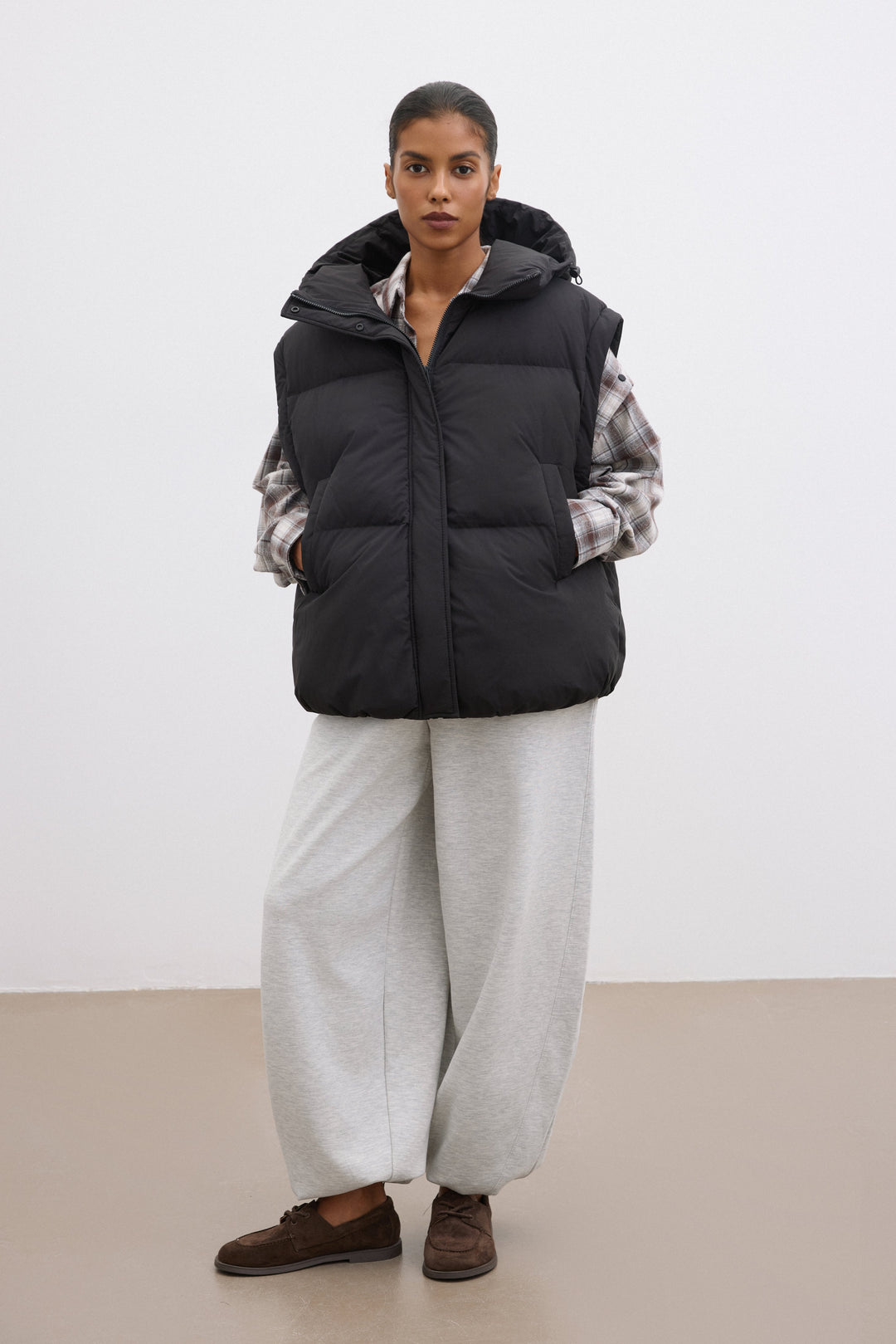 Stylish Black Women's Loose Fit Jacket with Detachable Sleeves