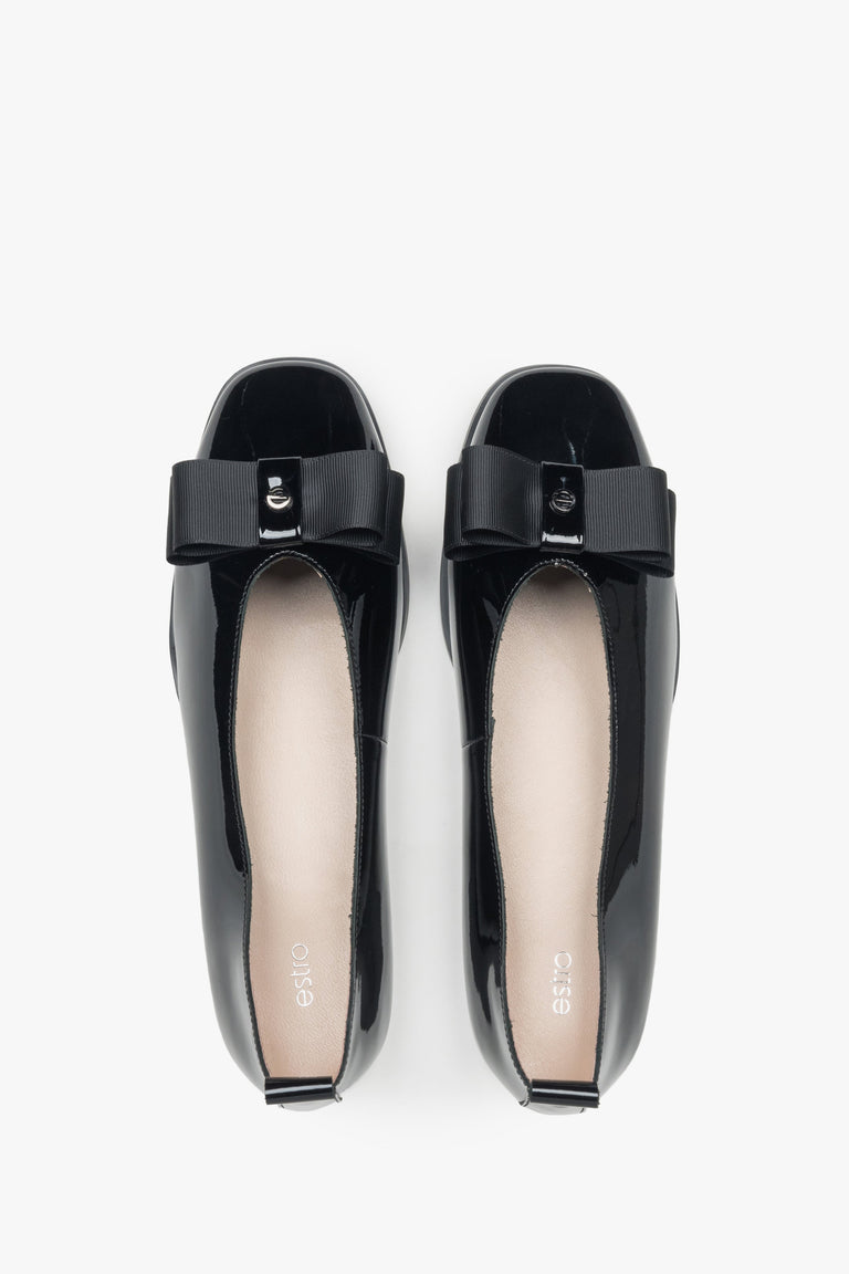 Patent black Estro ballet flats with a bow – top view.