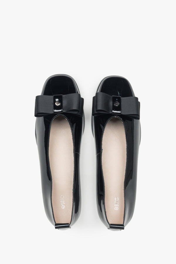 Patent black Estro ballet flats with a bow – top view.
