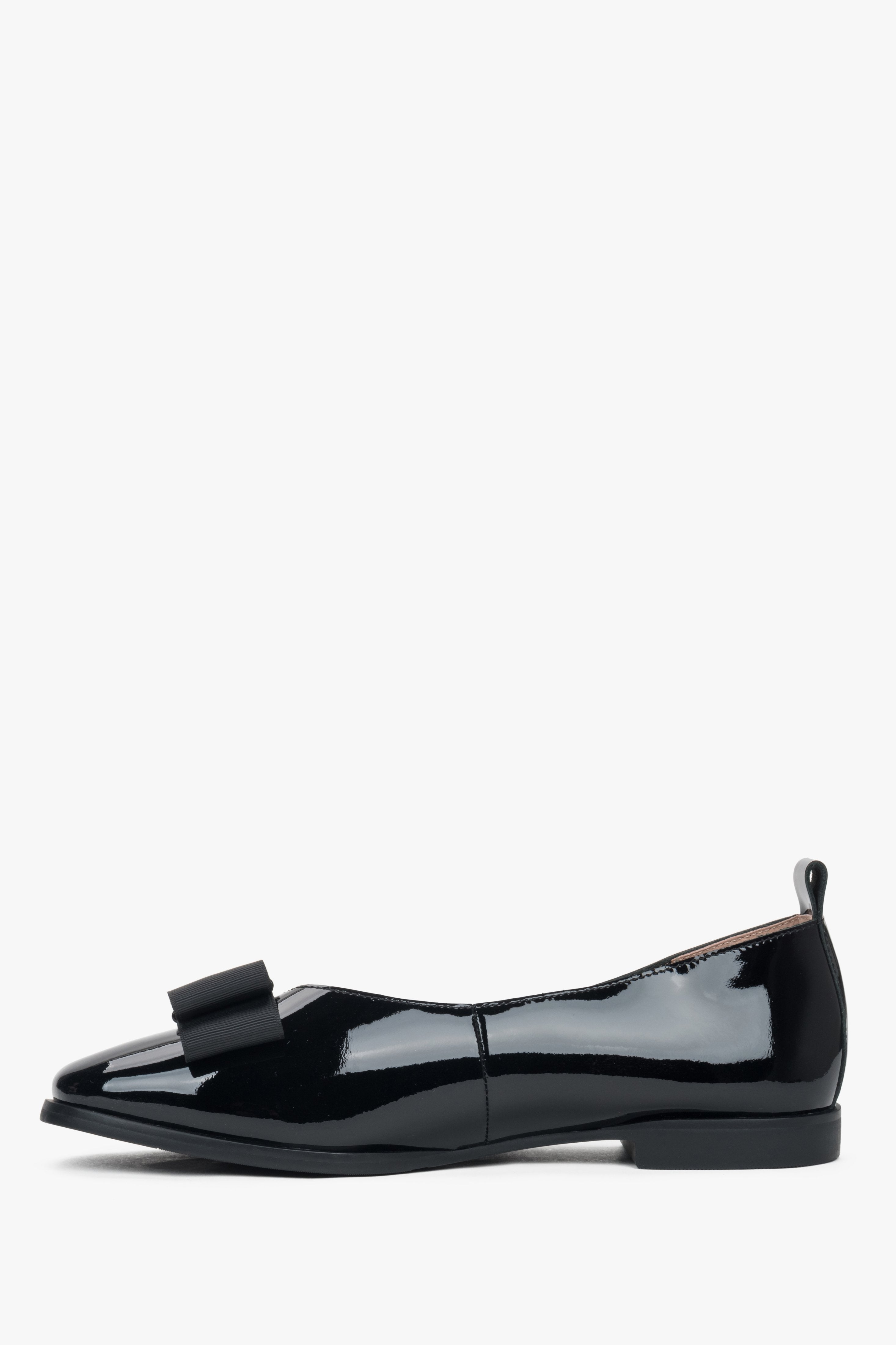 Estro women's ballet flats combining smooth black genuine leather with a striking patent leather bow.