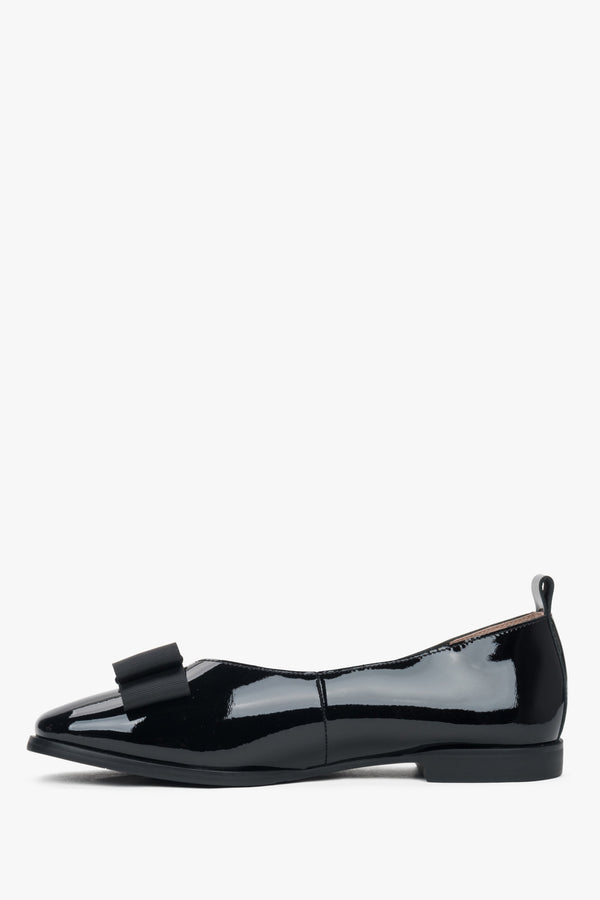 Estro women's ballet flats combining smooth black genuine leather with a striking patent leather bow.