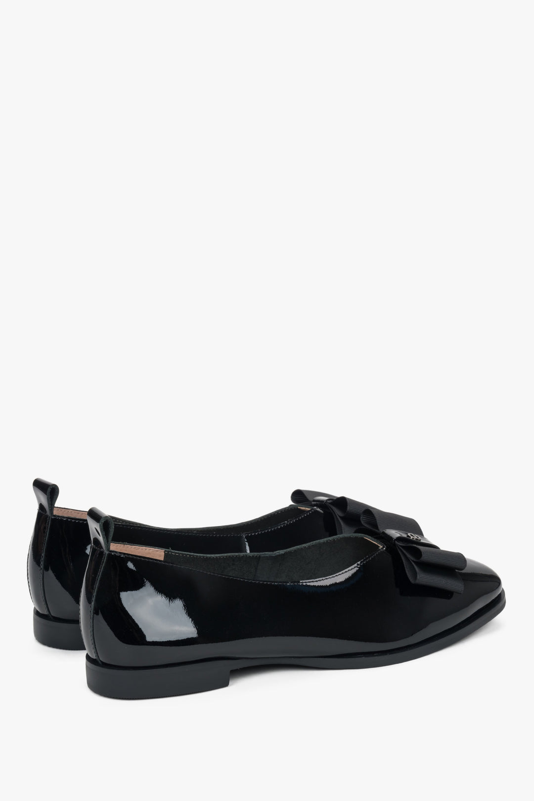 Elegant black ballet flats made of genuine leather.