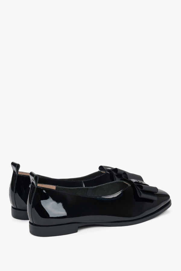 Elegant black ballet flats made of genuine leather.