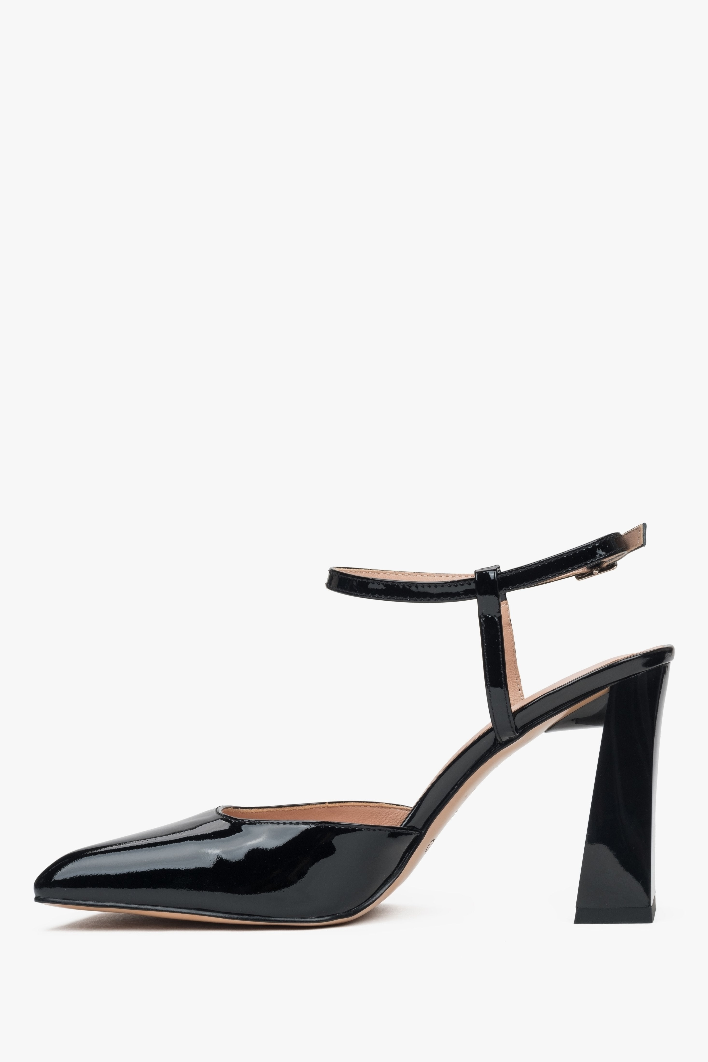 Women’s black block heel sandals in patent leather by Estro – side view.