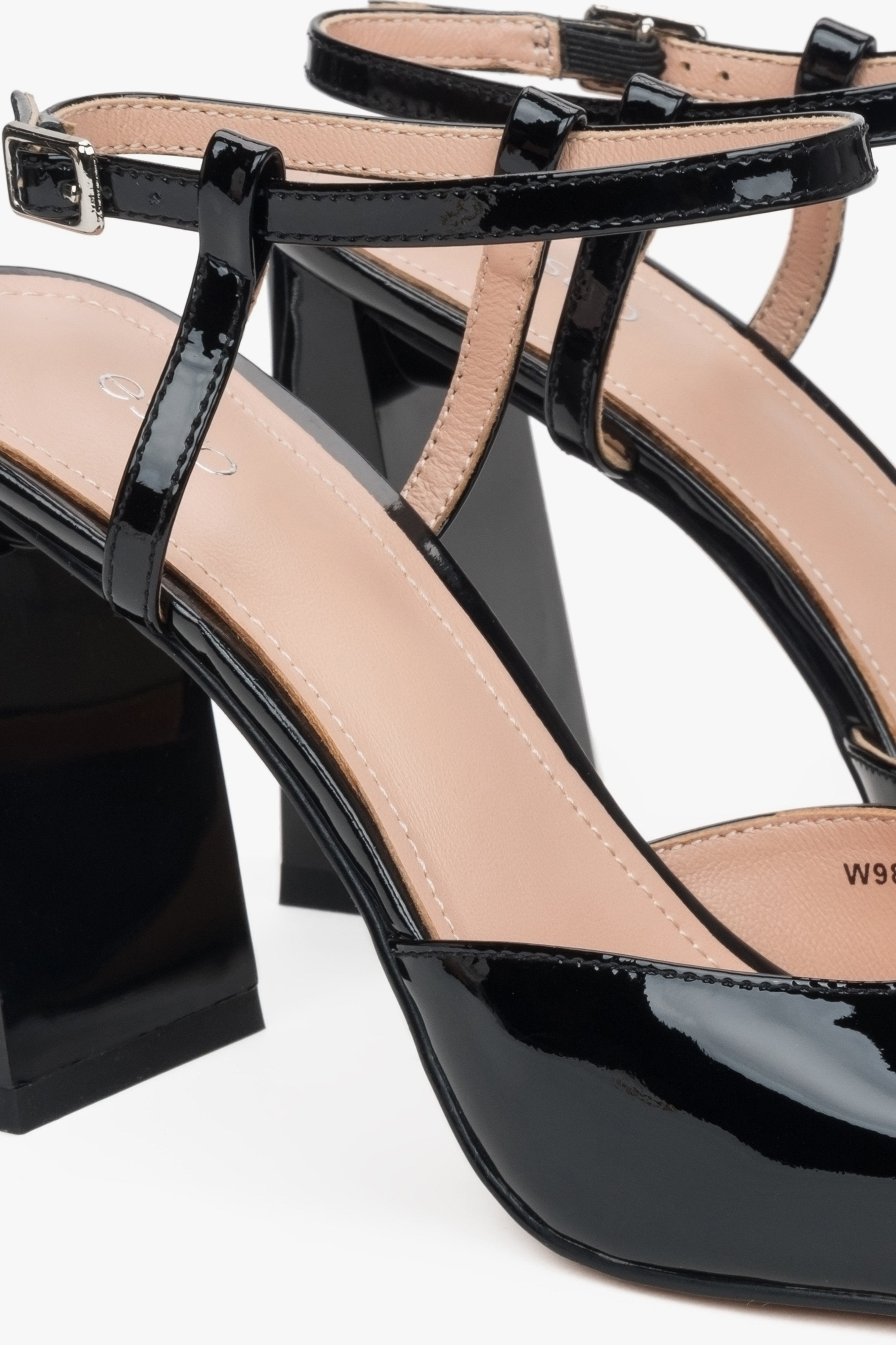 Women’s black block heel sandals in patent leather by Estro – detail close-up.