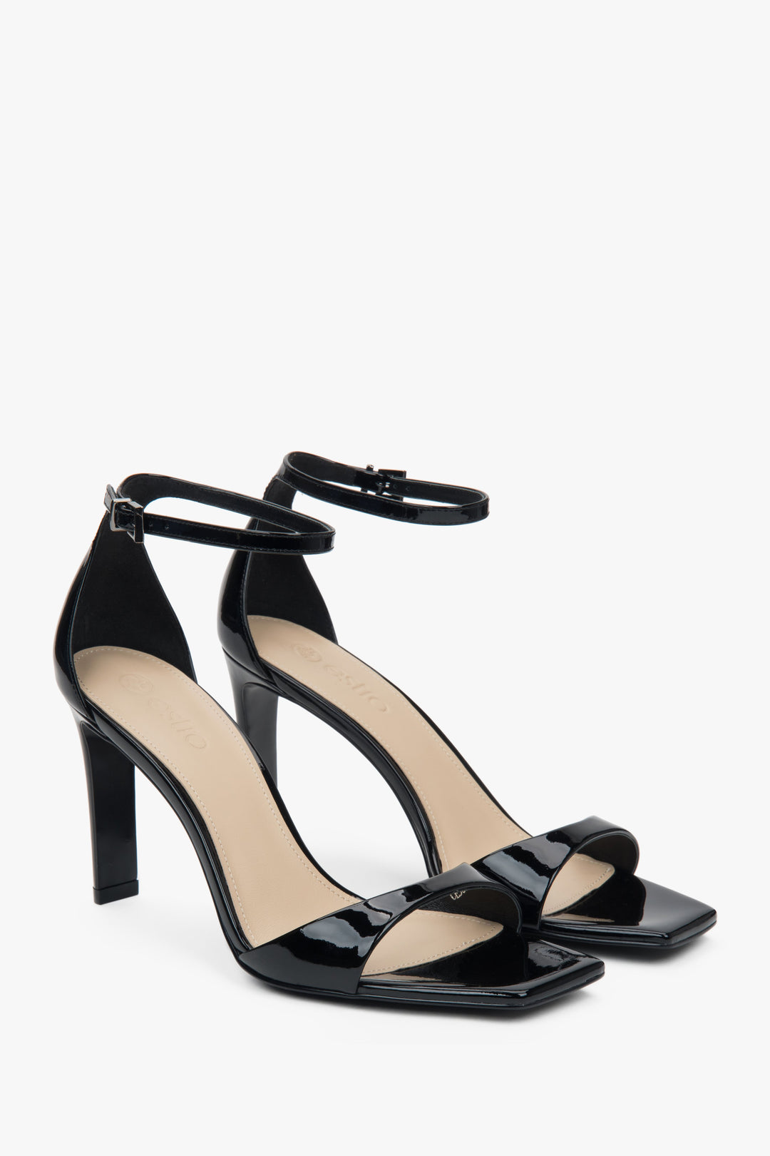 Women’s black sandals in patent natural leather on a stable block heel Estro.