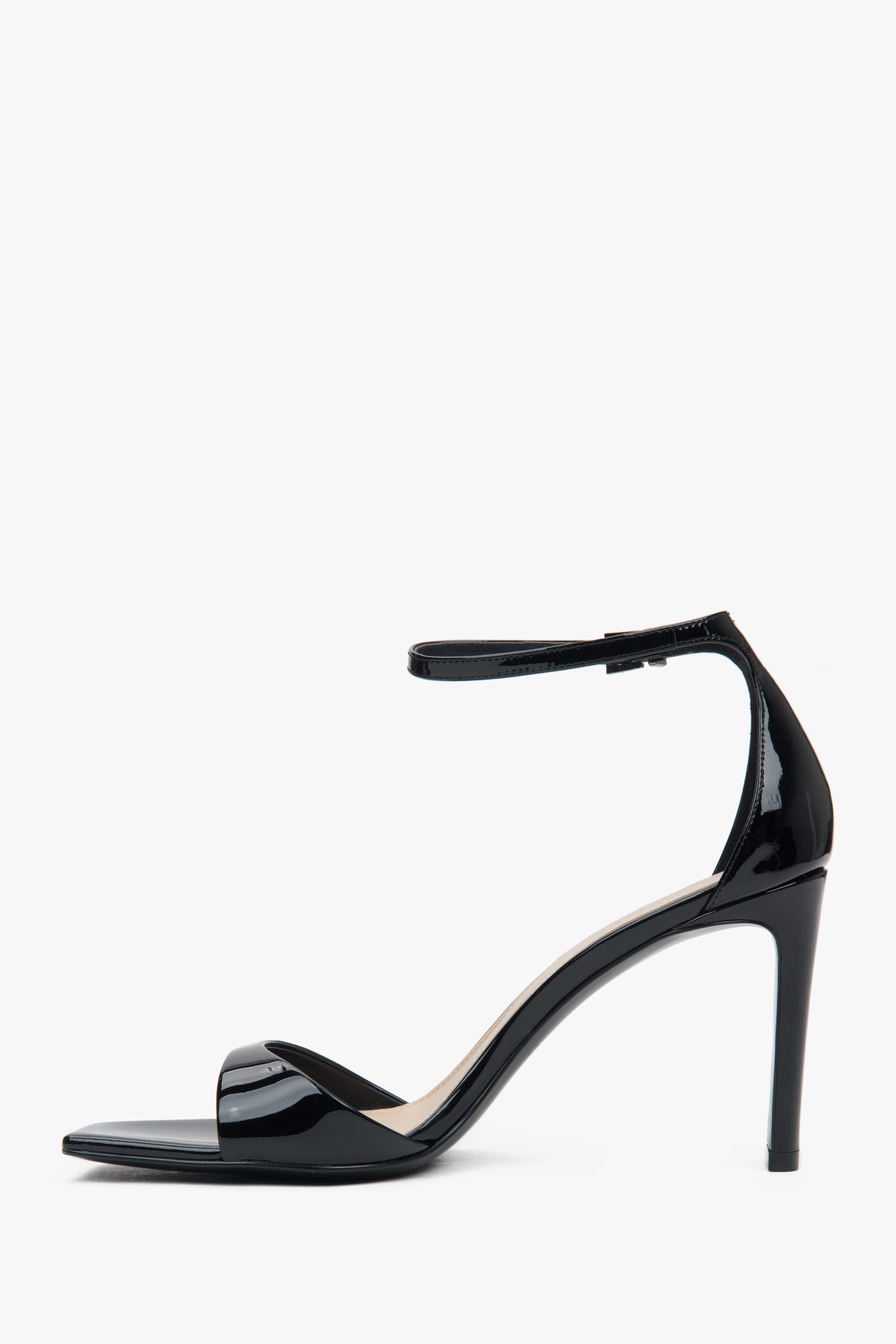 Women’s black sandals, made of patent natural leather, on a stable block heel, Estro.