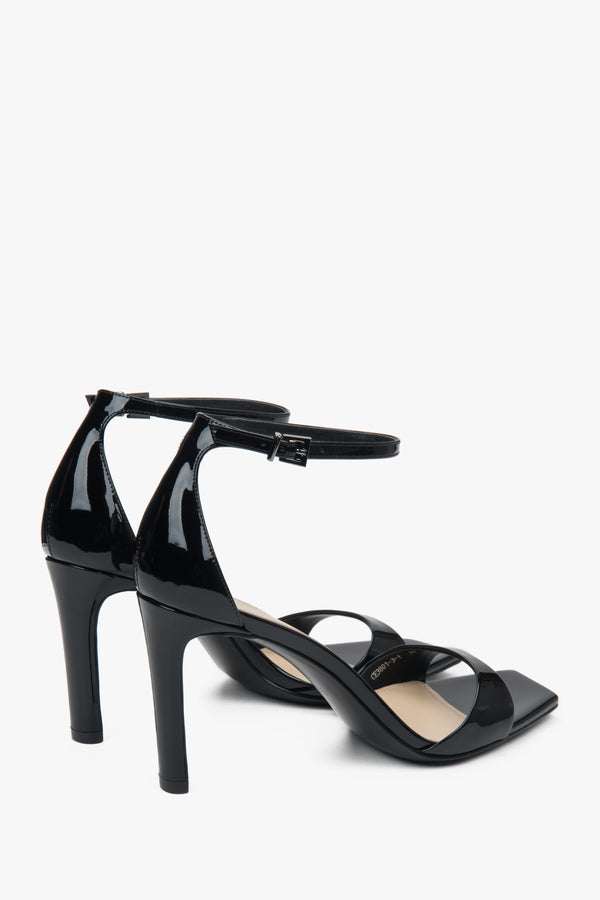 Women’s black sandals Estro, on a stable block heel, in patent natural leather.