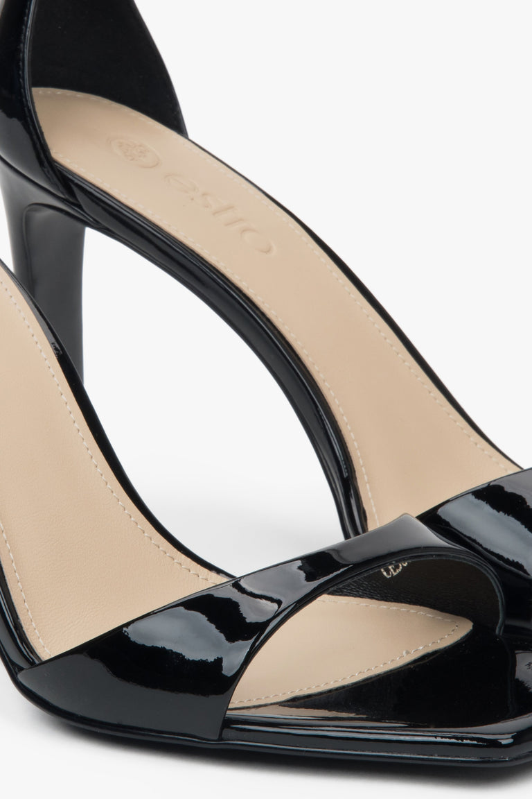 Women’s black sandals in patent natural leather on a stable block heel Estro.