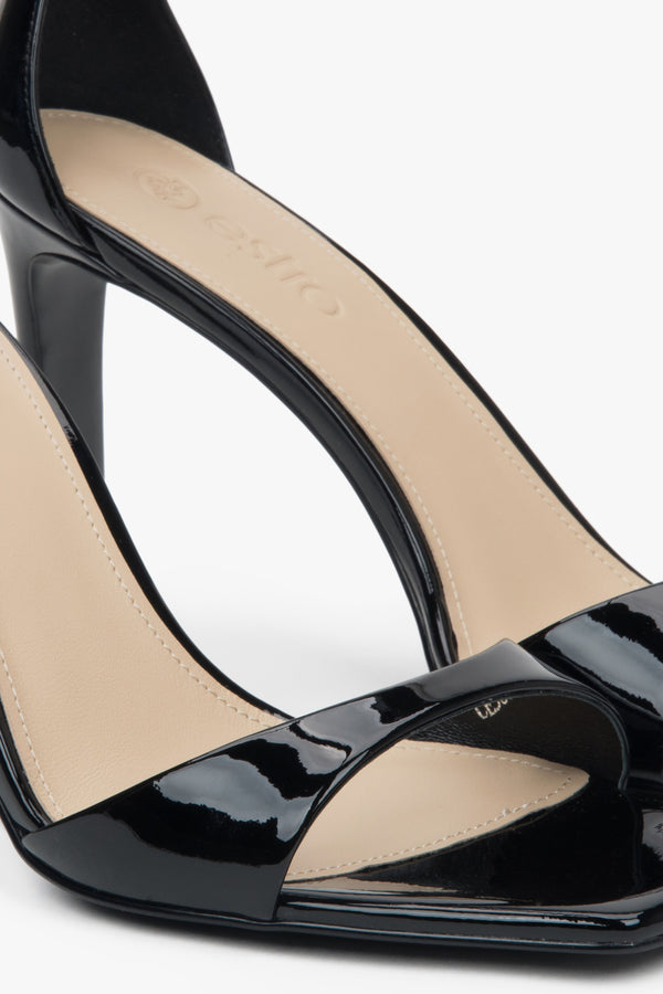 Women’s black sandals in patent natural leather on a stable block heel Estro.