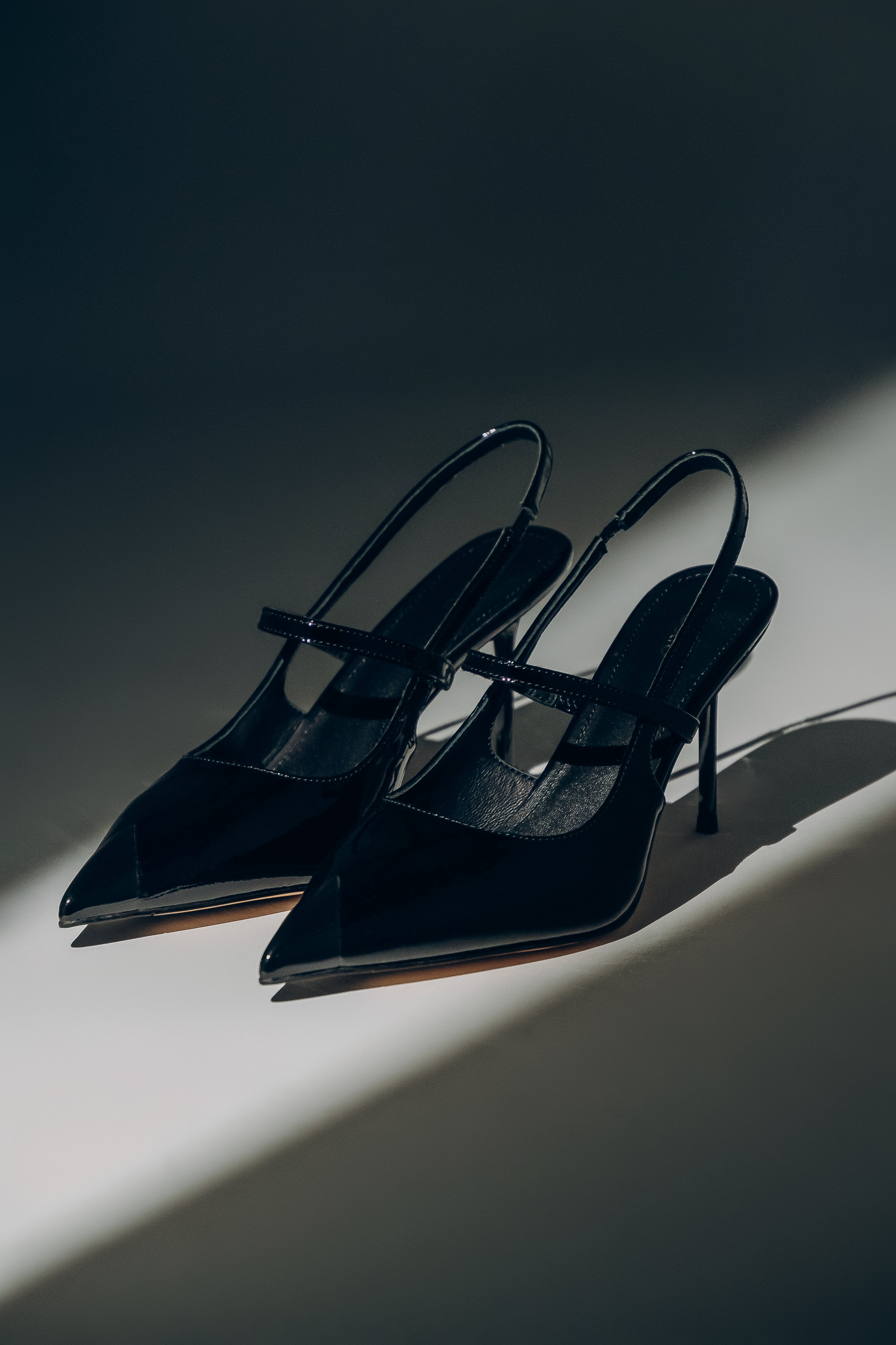 Women’s Black Patent Leather Slingback Pumps with Pointed Toe Estro ER00119699.
