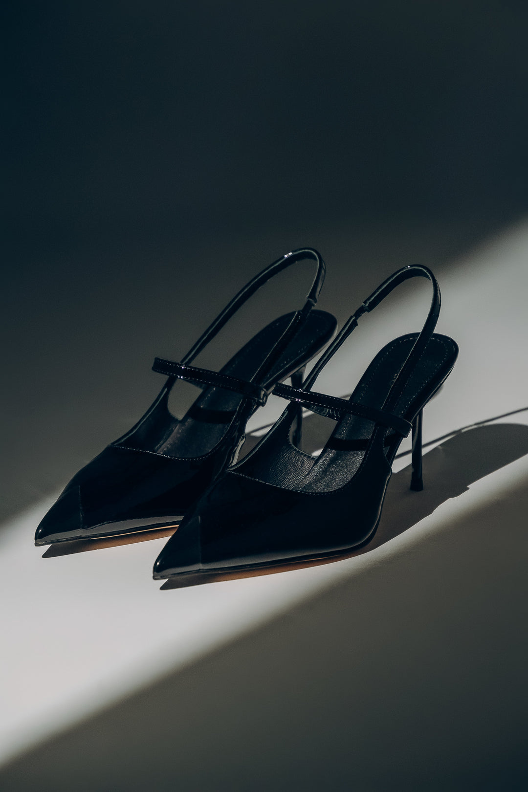 Women’s Black Patent Leather Slingback Pumps with Pointed Toe Estro ER00119699.