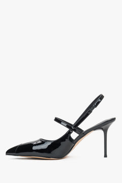 Sophisticated black patent leather pumps with a sharp pointed toe and 9 cm heel.