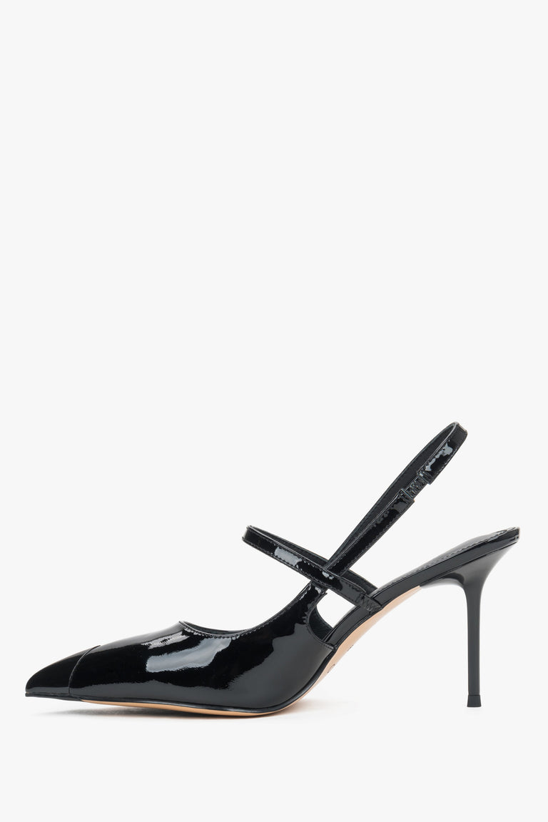 Sophisticated black patent leather pumps with a sharp pointed toe and 9 cm heel.