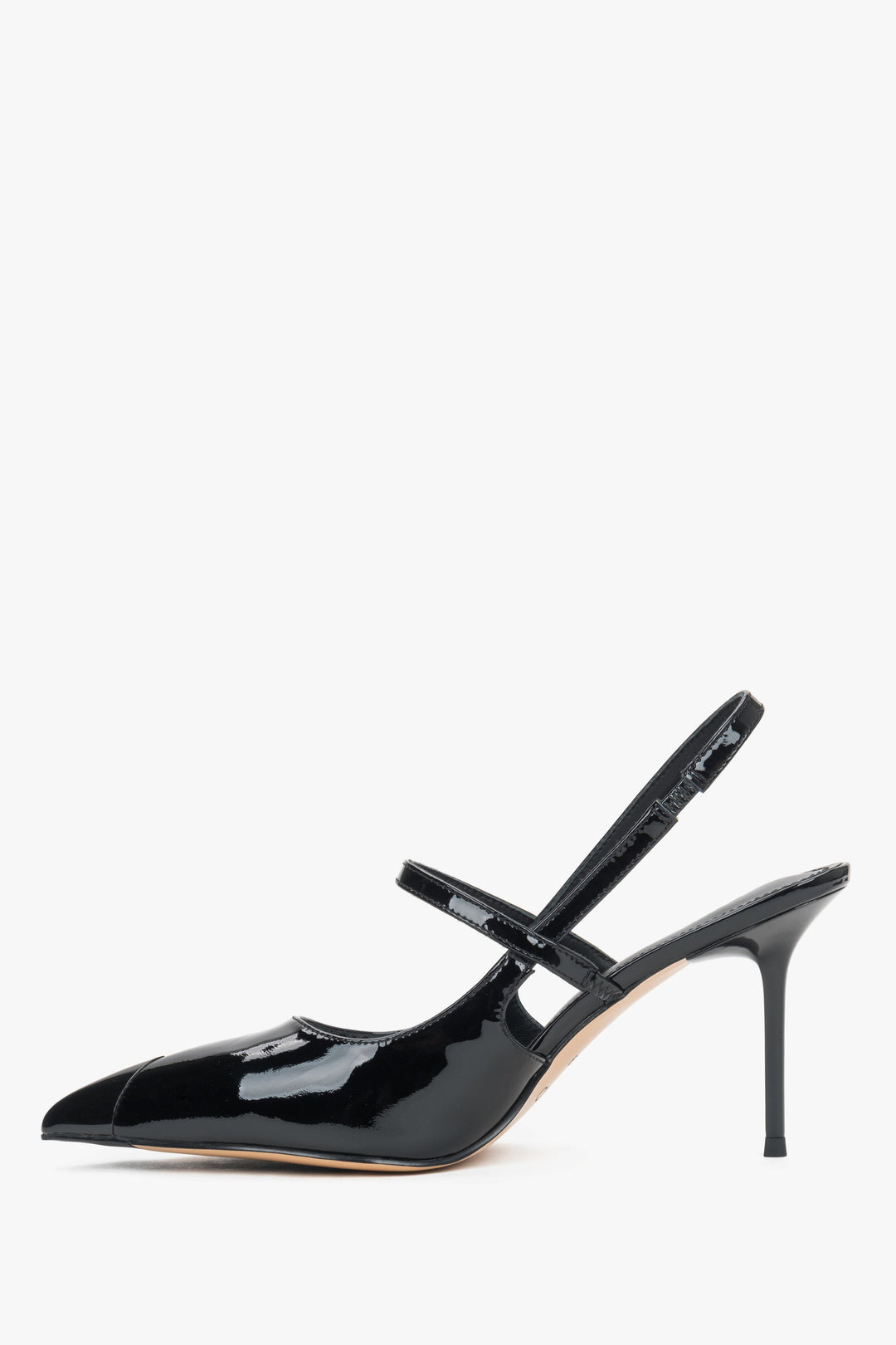 Sophisticated black patent leather pumps with a sharp pointed toe and 9 cm heel.
