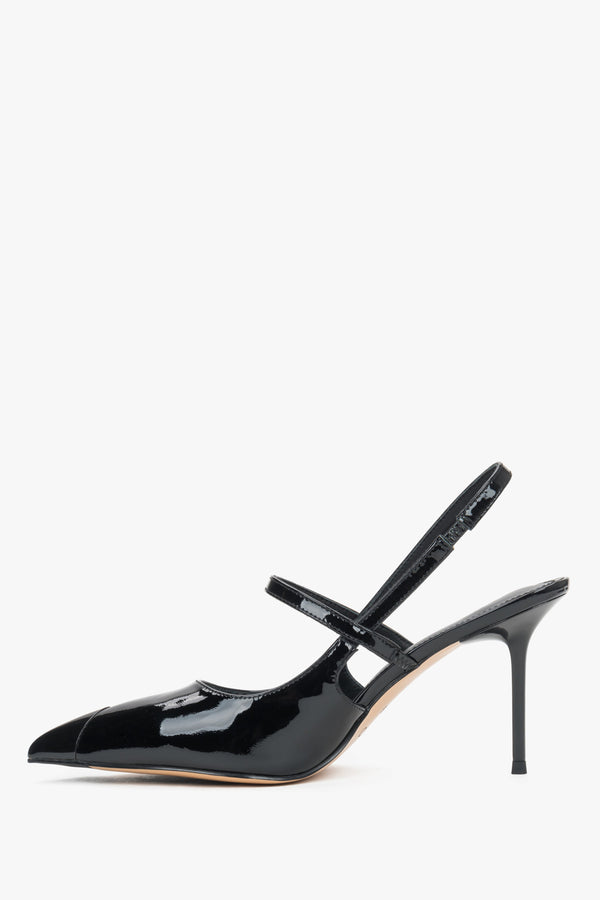 Sophisticated black patent leather pumps with a sharp pointed toe and 9 cm heel.