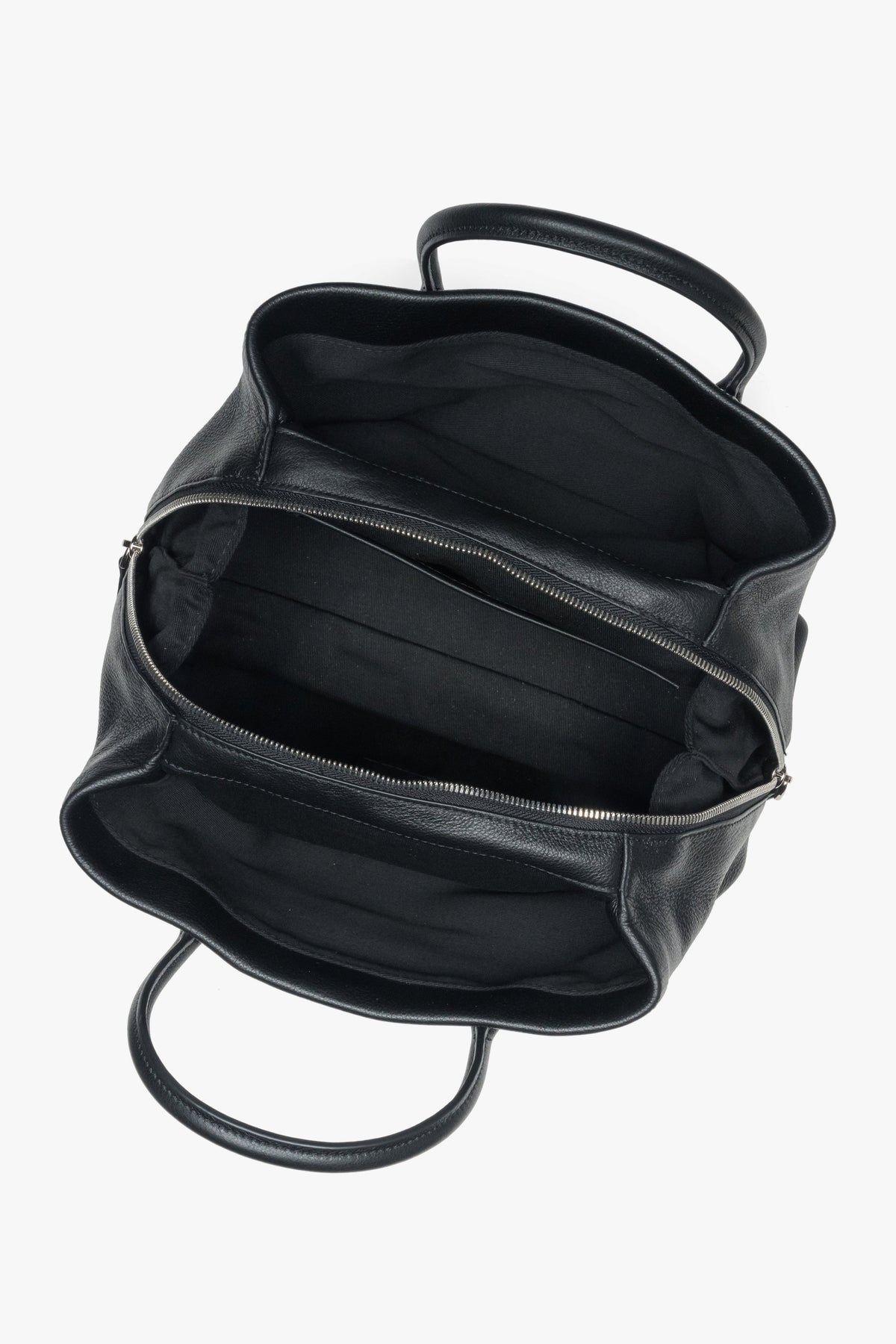 Black handbag Estro made of genuine pebbled leather – interior view.