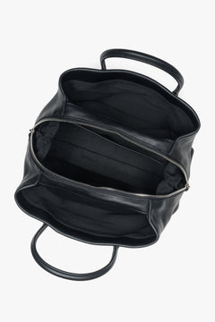 Black handbag Estro made of genuine pebbled leather – interior view.