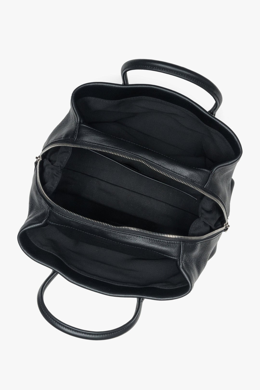 Black handbag Estro made of genuine pebbled leather – interior view.